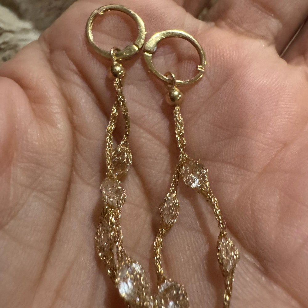 Elegant 18K Yellow Gold Dangling Earrings